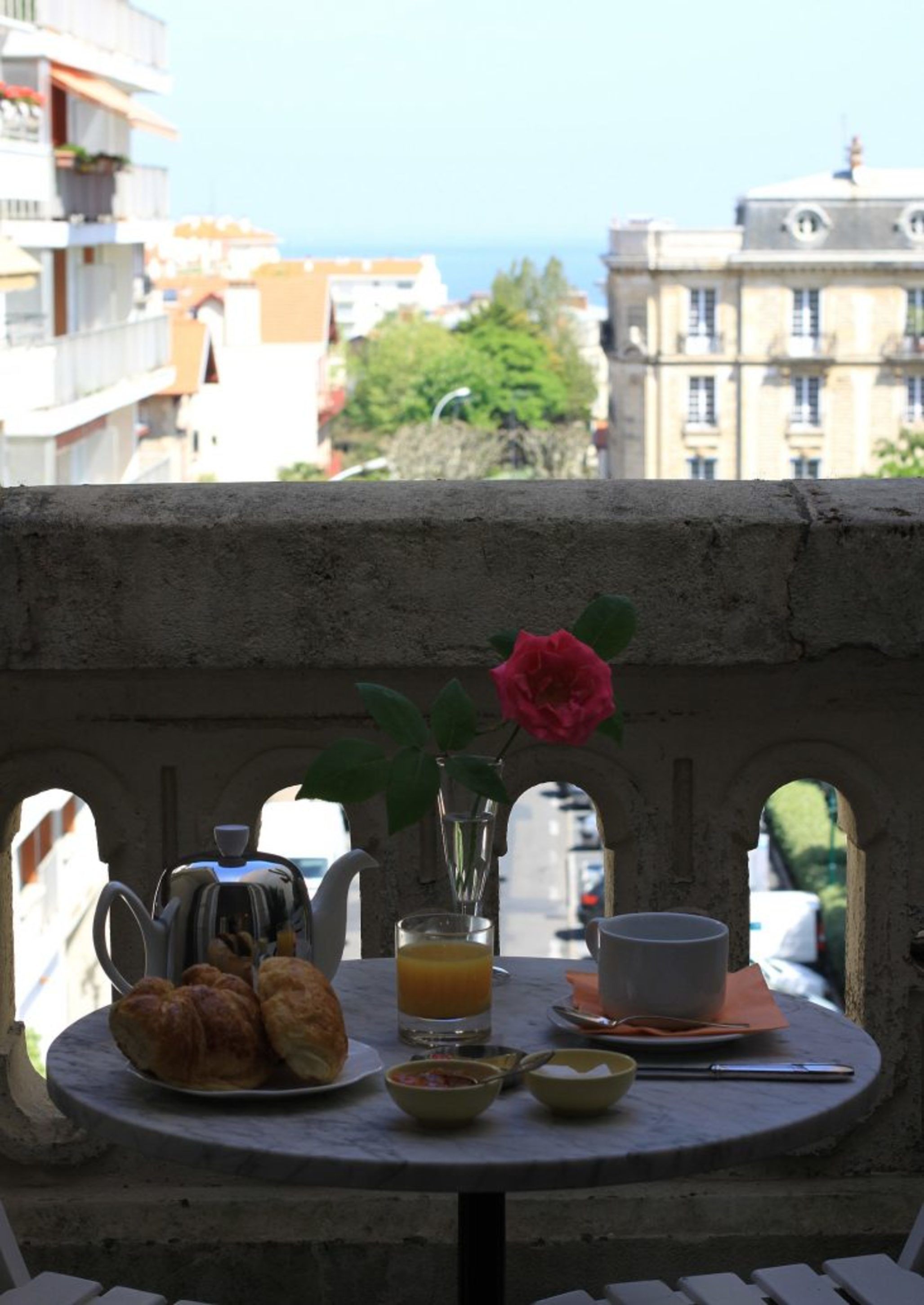 Daily continental breakfast (EUR 12.50 per person)