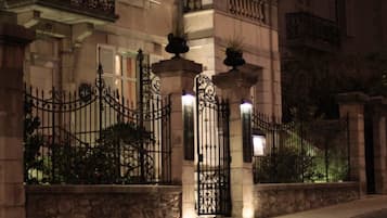 Fassade der Unterkunft – Abend/Nacht