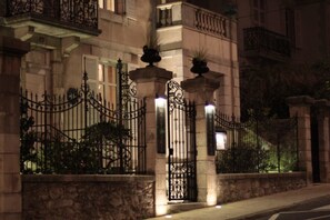 Vista frontal de la propiedad por la tarde o noche