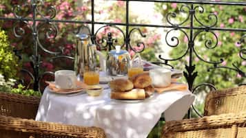 Desayuno continental diario (EUR 12.50 por persona)