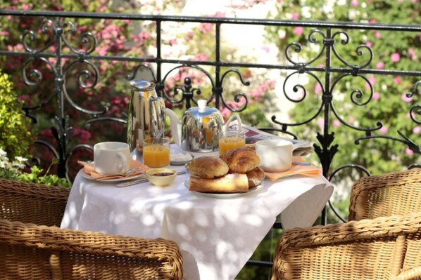 Desayuno continental (EUR 12.50 por persona) 