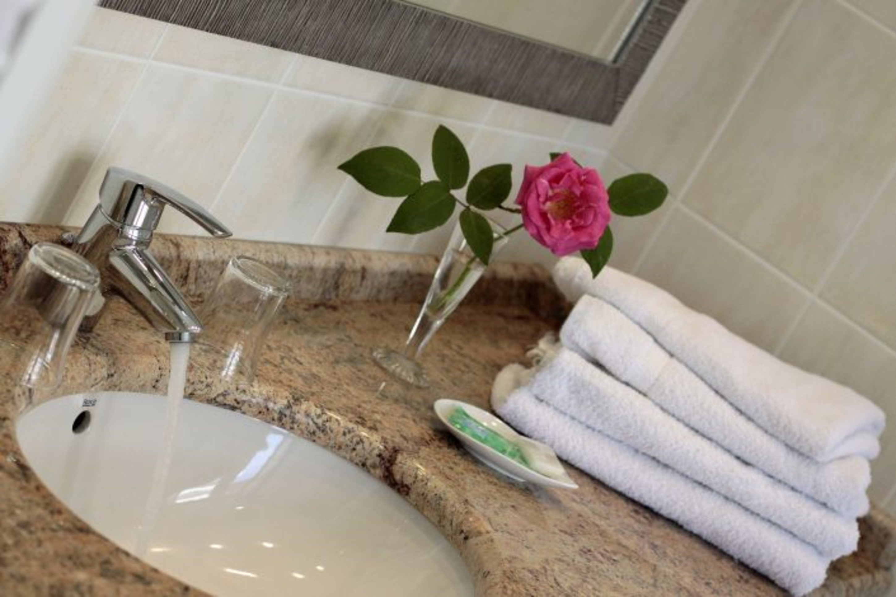 superior double room | bathroom | shower, towels