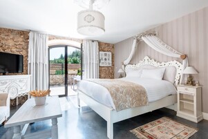 Roupas de cama premium, frigobar, cofres nos quartos, escrivaninha