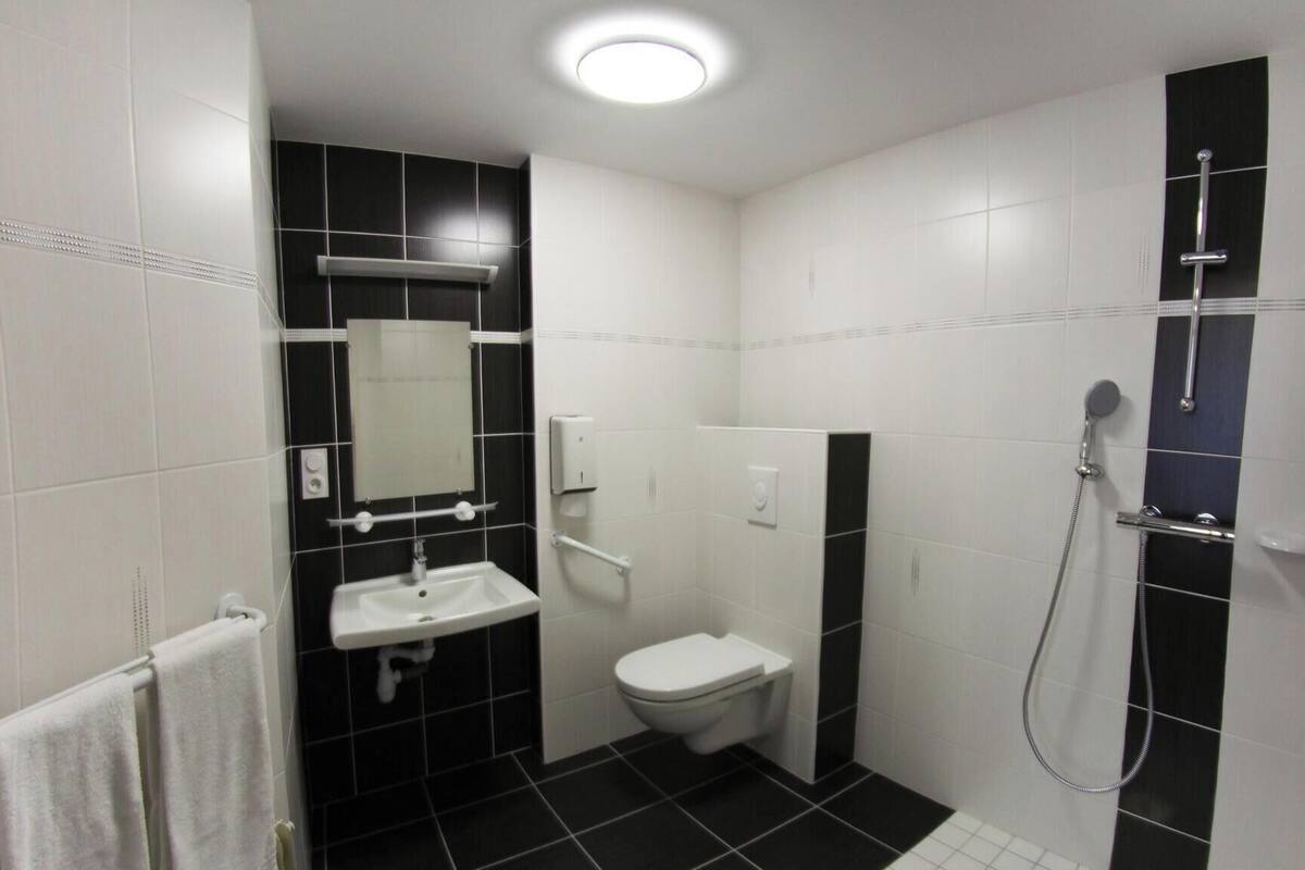 Bad | Dusj, toalettartikler (inkludert), hårføner og håndklær