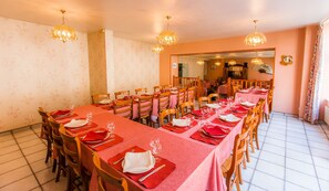Lunch, dinner served; Regional cuisine, al fresco dining  - Hôtel Restaurant de l'Abbaye (Sauxillanges)