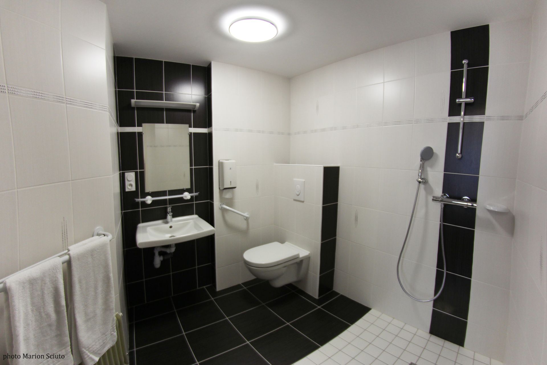 standard twin room | bathroom | shower, free toiletries, hair dryer, towels