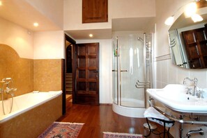 Deluxe-Villa | Badezimmer | Kostenlose Toilettenartikel, Haartrockner, Bidet, Handtücher