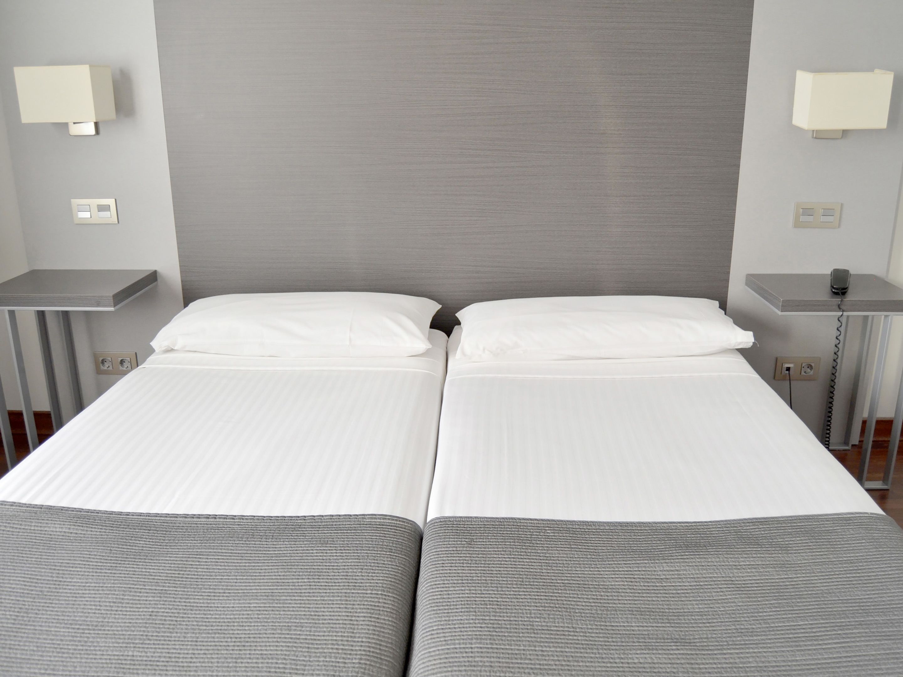 Camera con letto matrimoniale o 2 letti singoli | Biancheria da letto di alta qualità, minibar, una cassaforte in camera