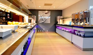 Petit déjeuner buffet (9 EUR par personne)