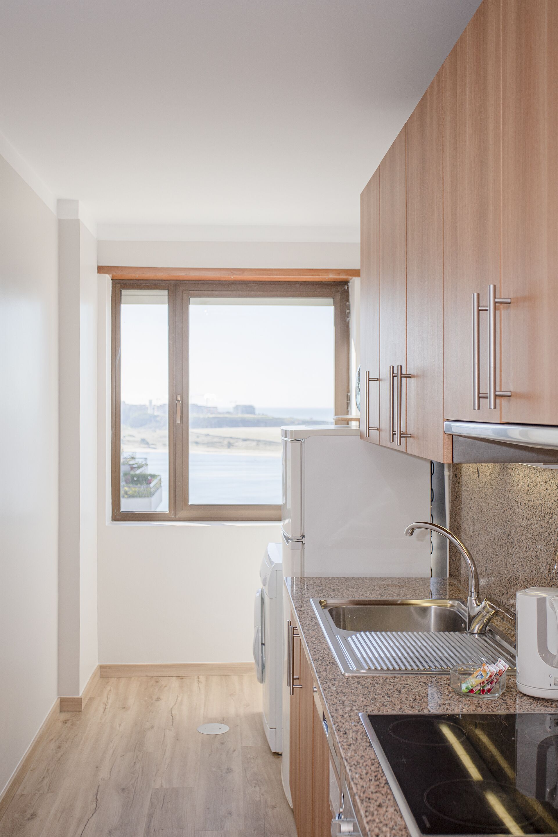 Refrigerador con freezer, microondas, horno, placa de cocina