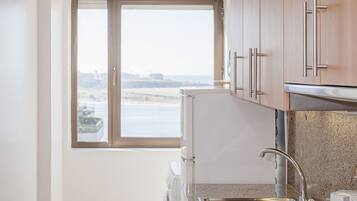 Refrigerador con freezer, microondas, horno, placa de cocina