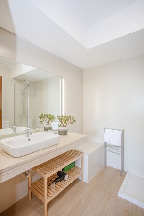 Appartement, 1 chambre, vue sur la mer | Salle de bain | Baignoire, articles de toilette (gratuits), serviettes fournies