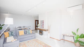 Apartament, 1 dormitori, vistes al mar | Sala d'estar | Televisor de pantalla plana