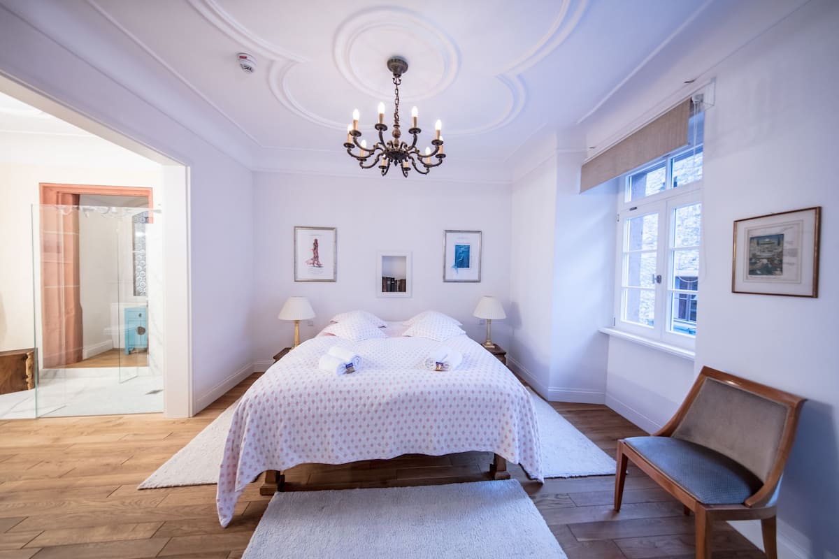 Honeymoon appartement, 1 slaapkamer | 1 slaapkamer, luxe beddengoed, een bureau, een laptopwerkplek