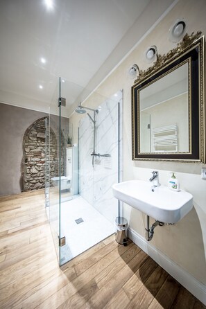 Departamento, vista a la montaña | Baño | Regadera, secadora de cabello, toallas, jabón 