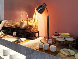 Breakfast, lunch, dinner served; international cuisine 