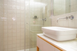 Estudio | Baño | Regadera, secadora de cabello, toallas, jabón