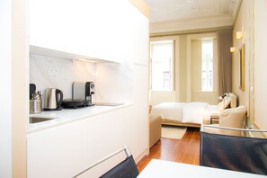 Studio | Private kitchenette | Fridge, microwave, oven, stovetop - Liiiving in Porto - Art & Heart Studio (Porto)