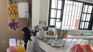 فطور قائم على الخدمة الذاتية مجانًا يوميًا