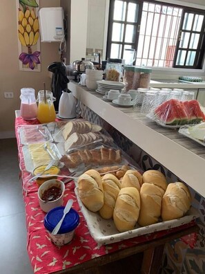 Desayuno de autoservicio incluido todos los días