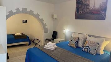 Habitación triple Confort, baño privado | Ropa de cama de alta calidad, colchones viscoelásticos, caja fuerte