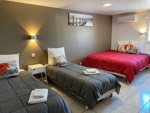 Family Room, Ensuite, City View | Bathroom | Hair dryer, towels, soap, shampoo - Hôtel La Chaumière (Marseillan)