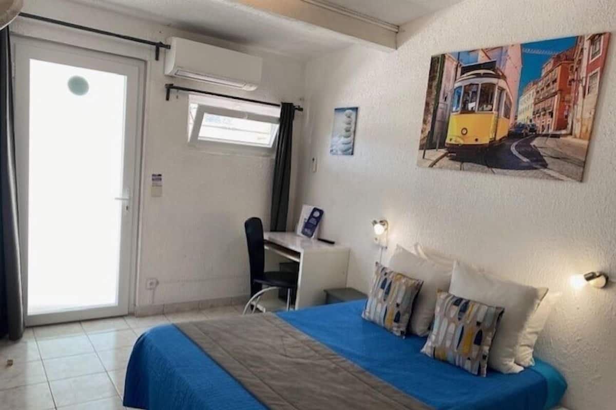 Klassieke tweepersoonskamer, privébadkamer, uitzicht op tuin | Luxe beddengoed, bedden met traagschuimmatras, een kluis op de kamer