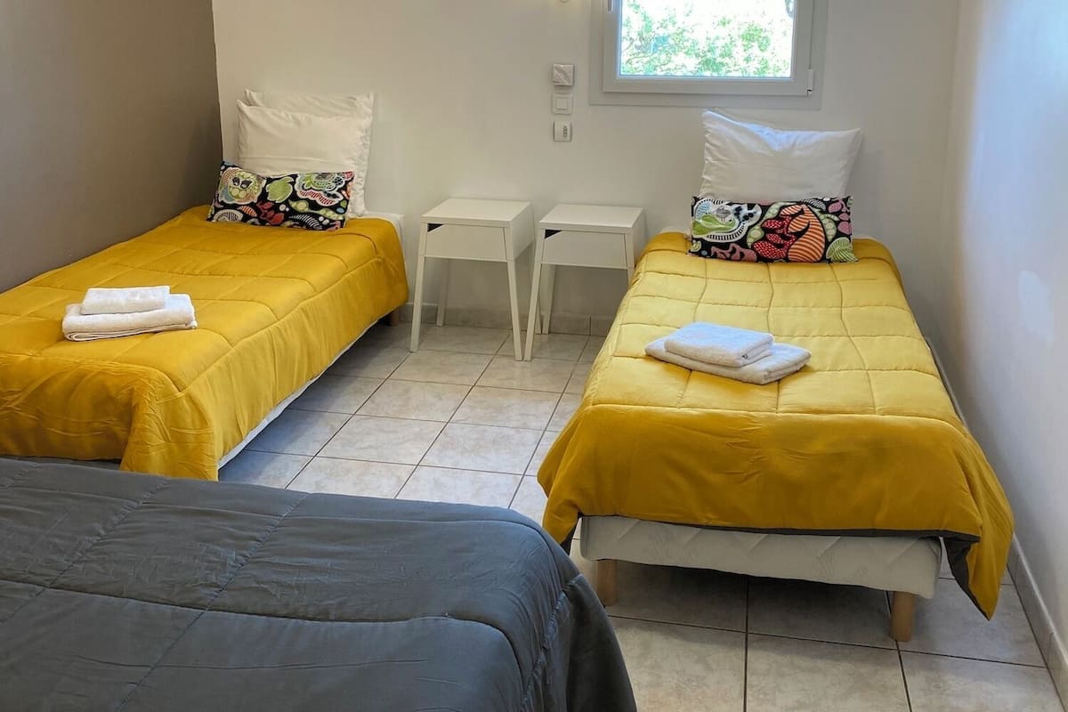 Familiekamer | Luxe beddengoed, bedden met traagschuimmatras, een kluis op de kamer