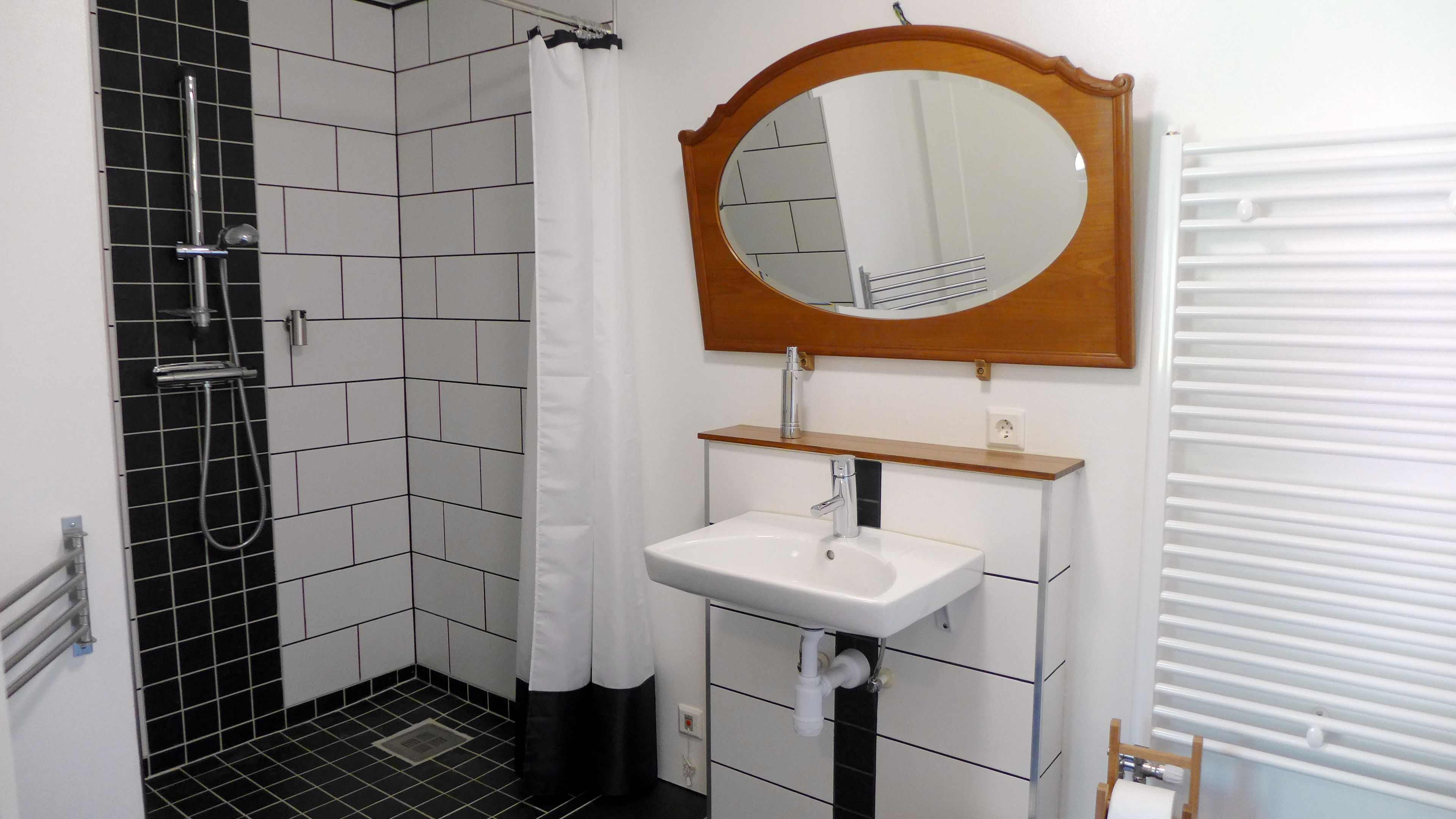 junior suite, courtyard area | bathroom | shower, hair dryer, slippers, towels