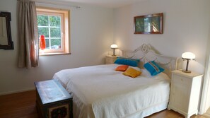 Suite junior, en la zona del patio | Ropa de cama de alta calidad, caja fuerte, decoración individual