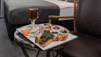 Roupas de cama premium, frigobar, cofres nos quartos, escrivaninha