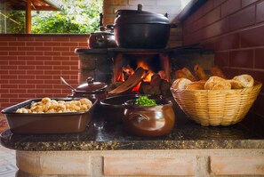 Serveert ontbijt, lunch en diner