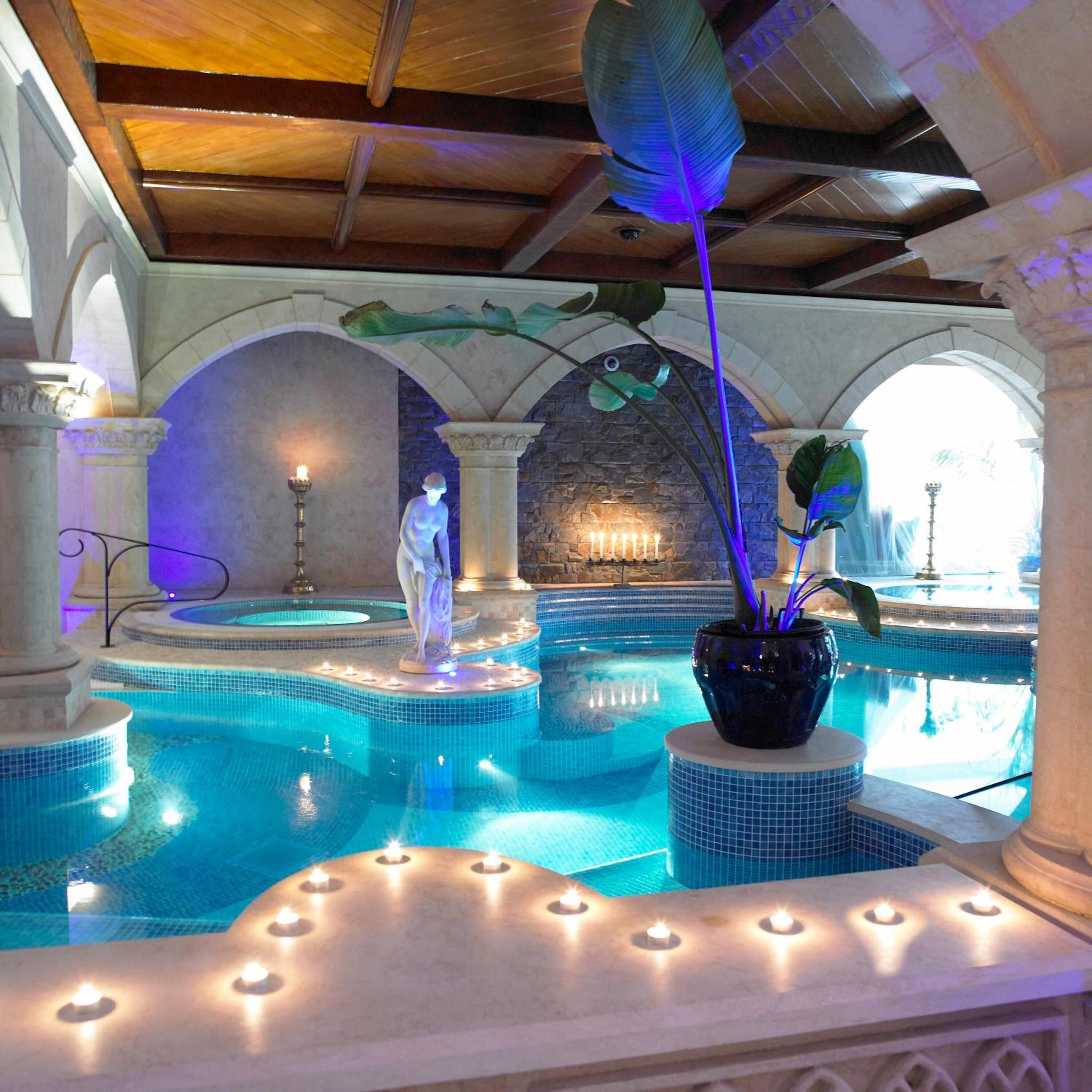 Indoor pool, sun loungers