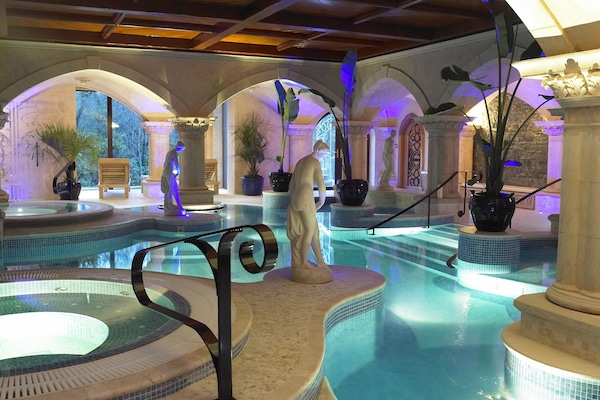 Piscine couverte, chaises longues