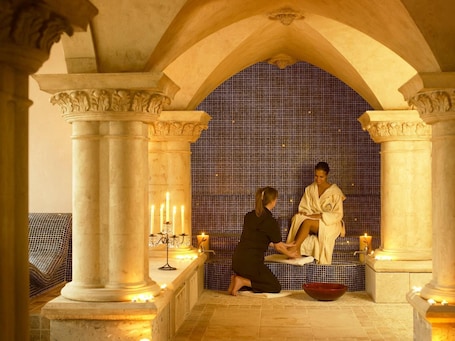 Couples treatment room(s), sauna, hot tub, steam room, hydrotherapy