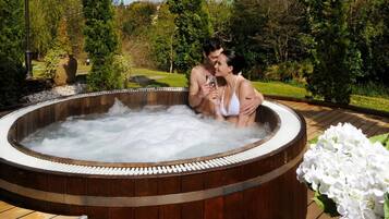 Couples treatment room(s), sauna, hot tub, steam room, hydrotherapy