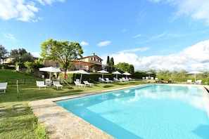 Piscina externa sazonal, guarda-sóis, espreguiçadeiras