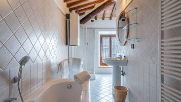 Shower, free toiletries, hair dryer, bidet