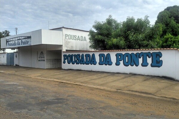 Vista frontal de la propiedad