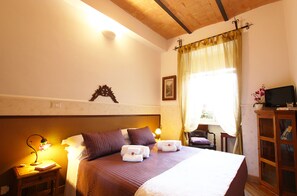 Down comforters, desk, soundproofing, iron/ironing board - Campanella3 (Rome)