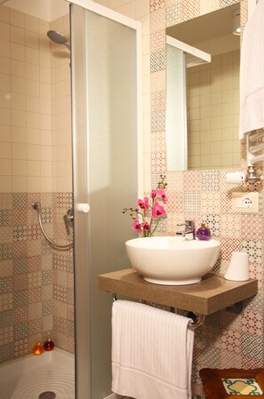 Shower, eco-friendly toiletries, hair dryer, bidet - Campanella3 (Rome)