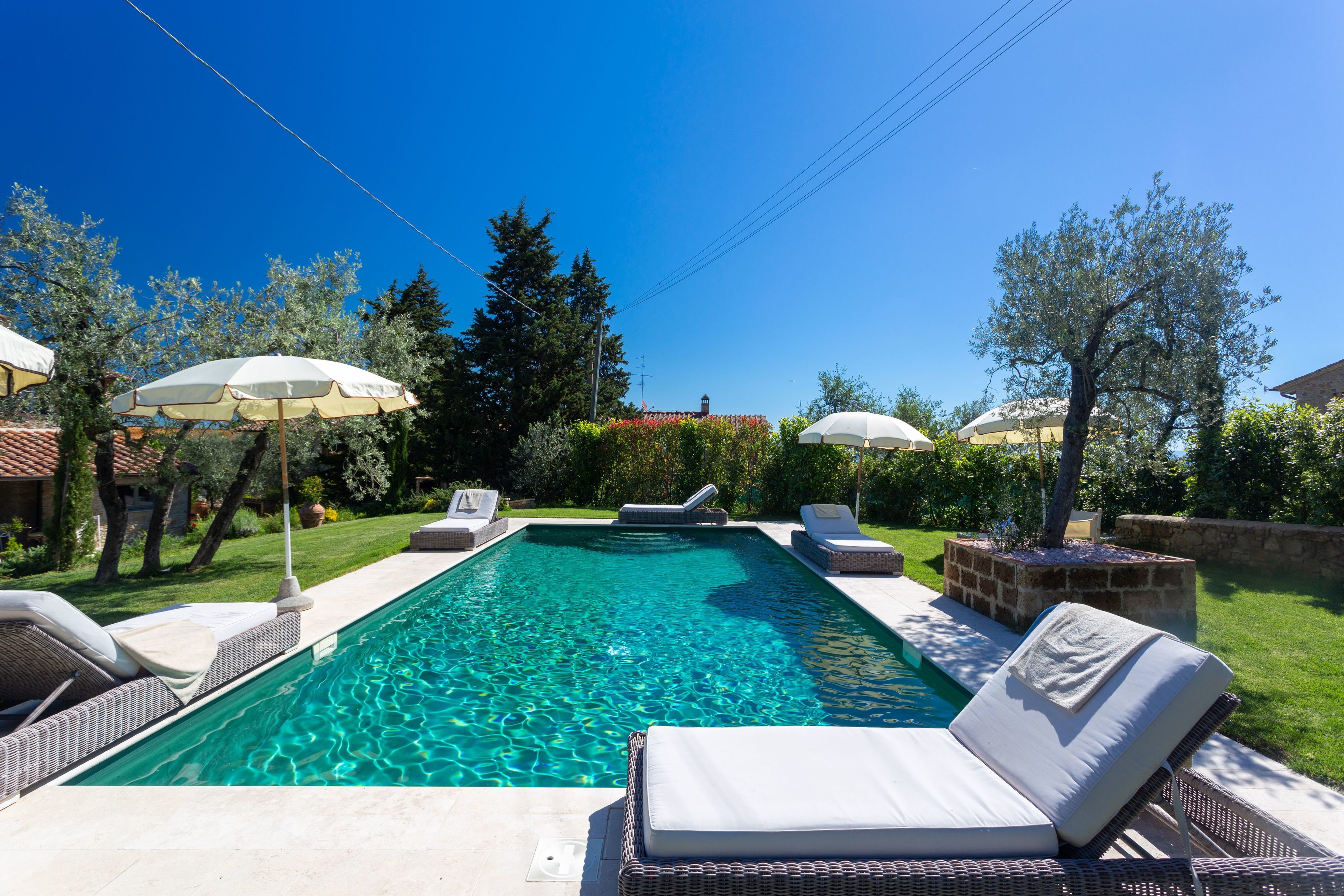 Außenpool (je nach Saison geöffnet), Sonnenschirme, Liegestühle