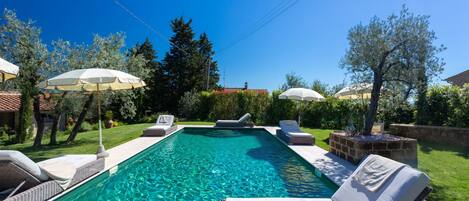 Außenpool (je nach Saison geöffnet), Sonnenschirme, Liegestühle