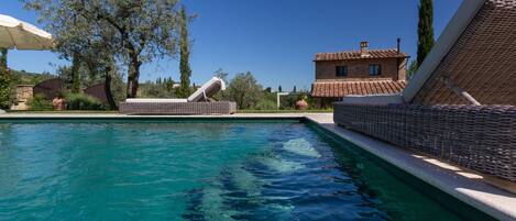 Kolam renang terbuka bermusim, payung kolam, kerusi lepak pantai