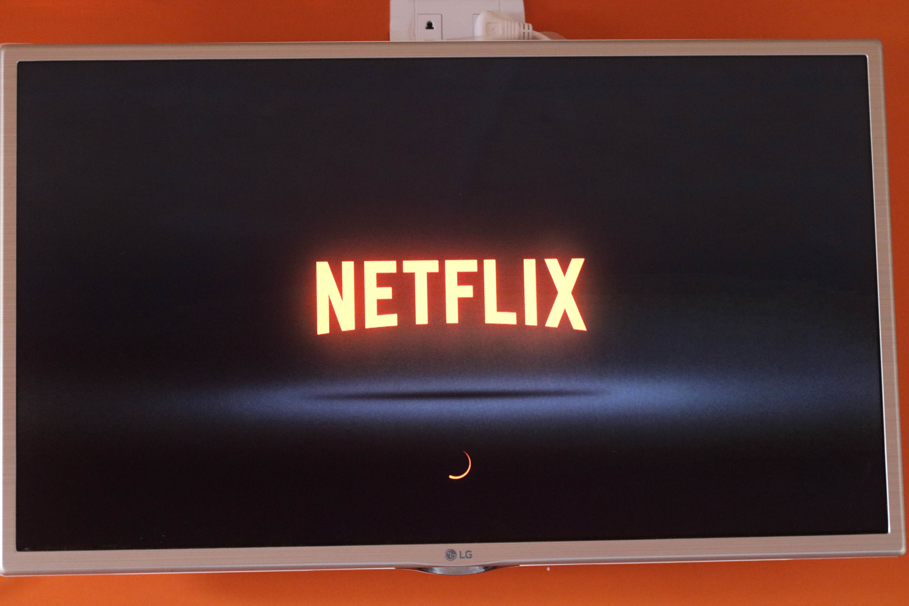 Ein Fernsehbildschirm mit dem Netflix-Logo vor schwarzem Hintergrund.