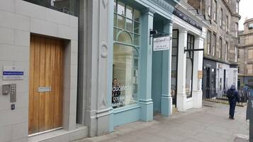 Fachada de la propiedad por la tarde o noche