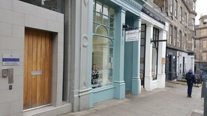 Front of property - evening/night - Destiny Scotland - Broughton St Lofts (Edinburgh)