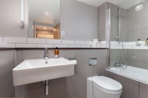 Apartment, 2 Bedrooms | Bathroom | Free toiletries, hair dryer, towels, toilet paper - Destiny Scotland - Broughton St Lofts (Edinburgh)