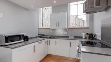 Apartment, 2 Bedrooms | Private kitchen | Fridge, microwave, oven, stovetop