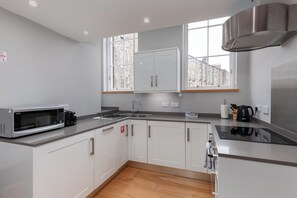 Apartment, 2 Bedrooms | Private kitchen | Fridge, microwave, oven, stovetop - Destiny Scotland - Broughton St Lofts (Edinburgh)